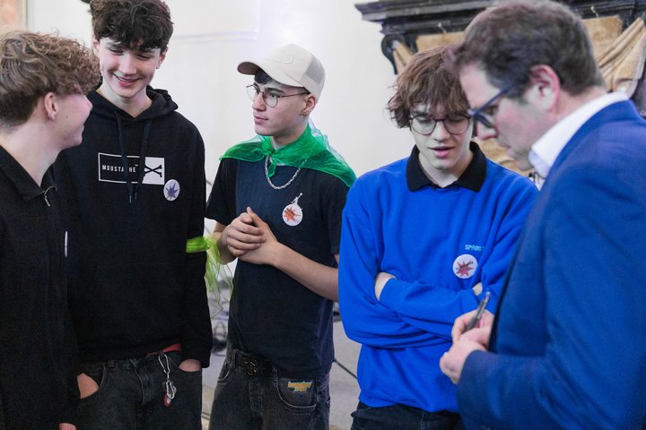 Martin Heilig im Gespräch mit Jugendlichen
