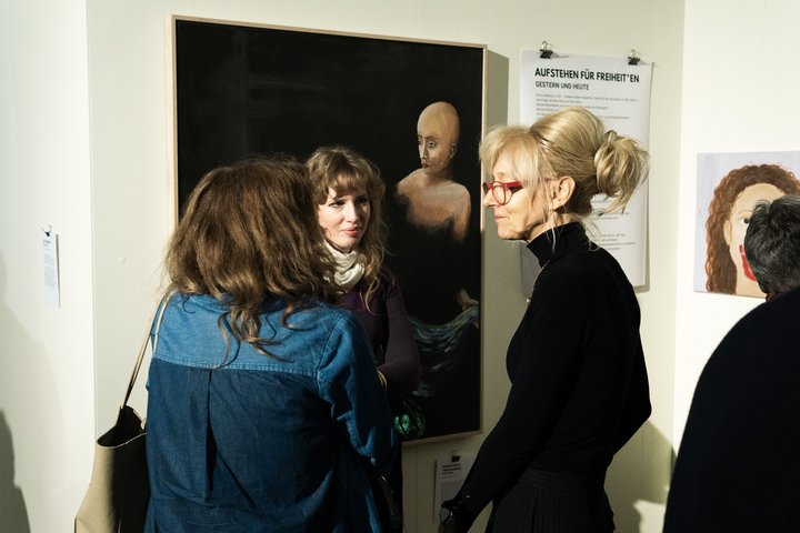 Pia Beckmann im Gespräch mit Jugendlichen